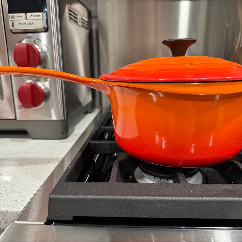 Le creuset sauce pot with stream hole